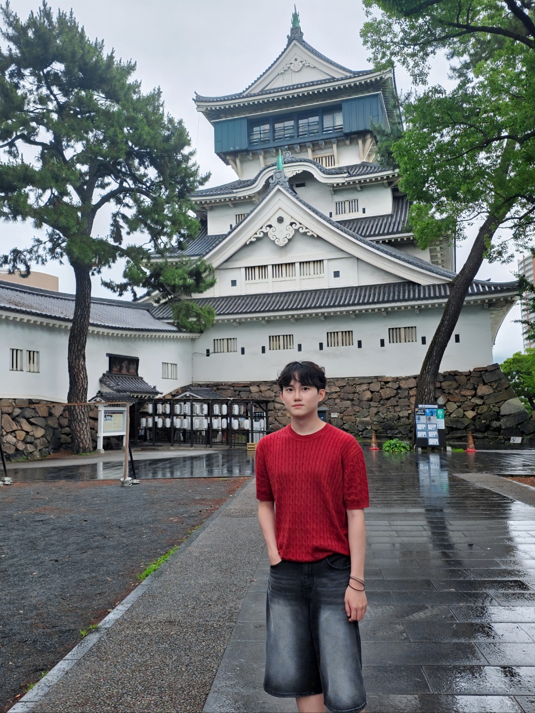 Jiwon Kim in front of a Japanese castle